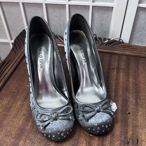 Wild Diva,Woman,Shoes, Heels, satin gray, size 5.5 ,crystal inlay, pointed bow.!